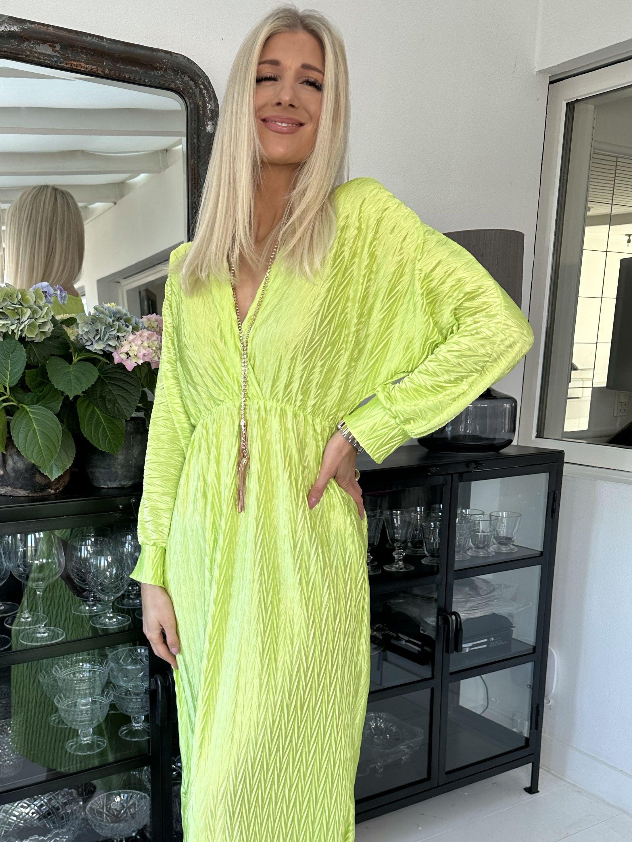 Love - Lång vacker plisserad klänning i glänsande tyg